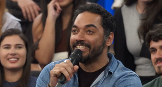 Thomás Aquino participou do Altas Horas e falou sobre o fim do casamento após pergunta de Serginho Groisman sobre os relacionamentos dos convidados.